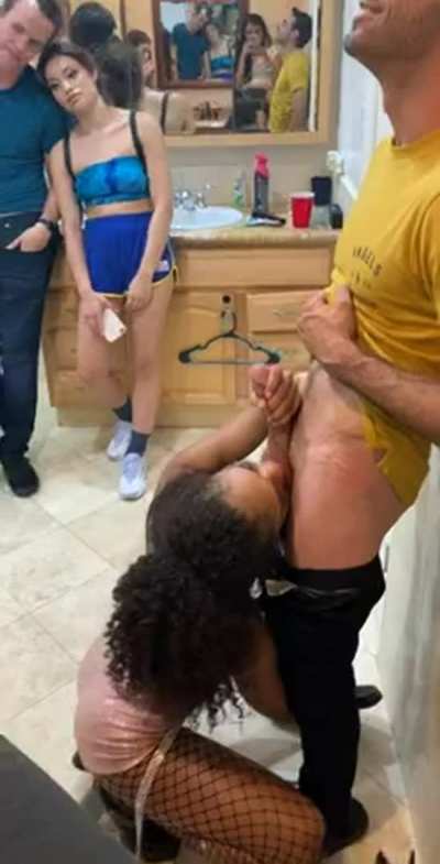 Effortless Deepthroat in front of Roommates