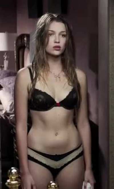 Lili Simmons