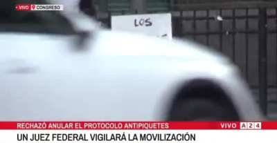 Jubilados reales colgaron un cartel que dice: 