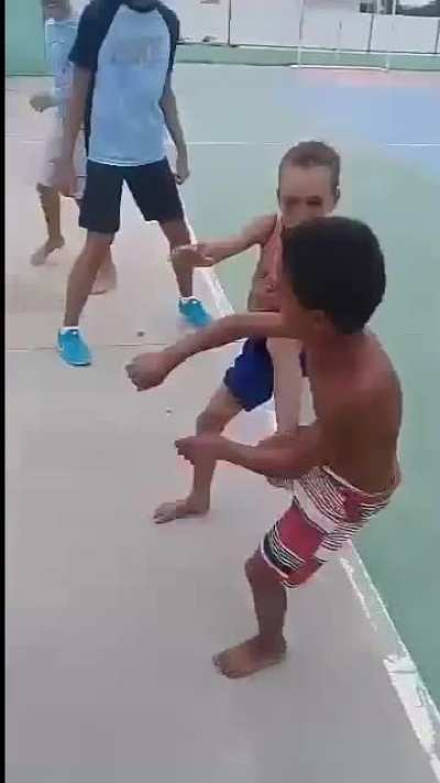 luta de jojo FODA na quadra da escola kkkk ;)