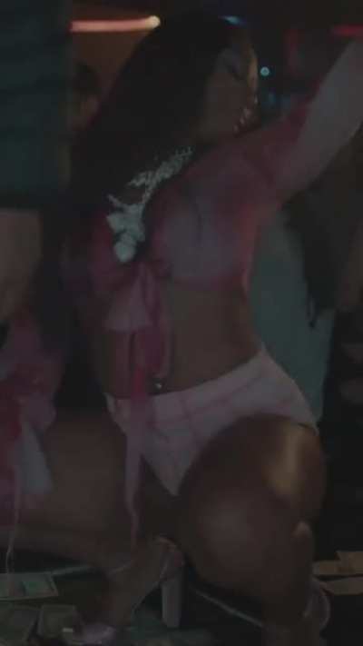 This video is so fucking sexy 🤤🤤 the song in cue with her shaking that ass