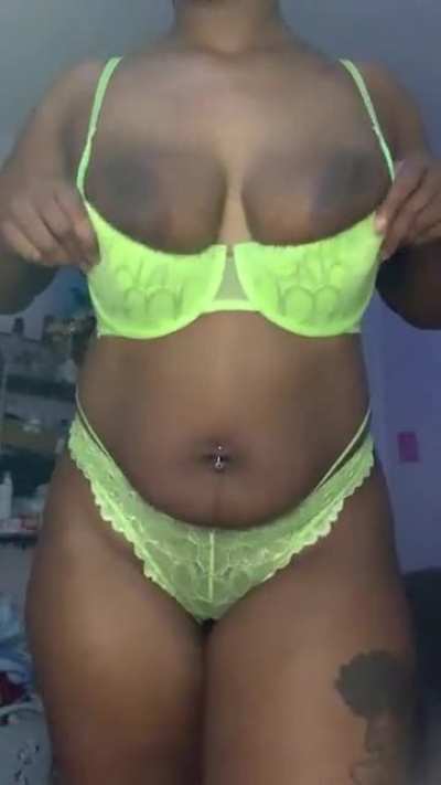 Feeling sexy in my lingerie 💚😏