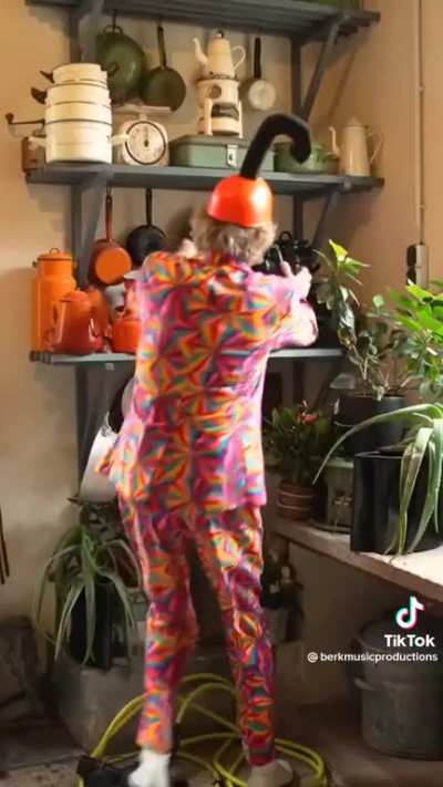 I don't understand what he is saying but "Tost tost tost" goes wild
