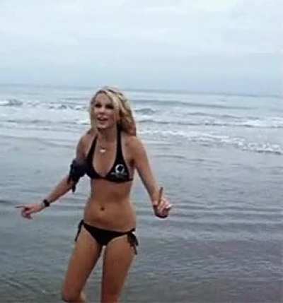 Taylor Swift in a little black bikini!!