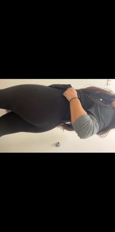 didn&rsquo;t realize my leggings were see through 