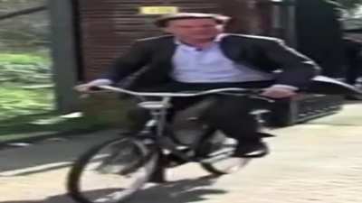 Wijde Mark Rutte aan het fietsen (OC)