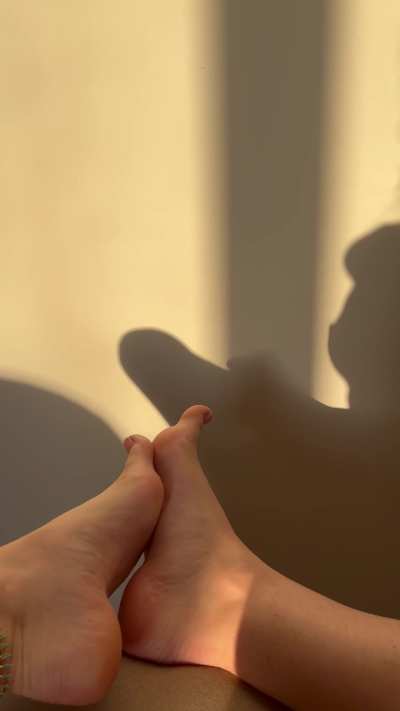 Watch my feet shadow 🥰