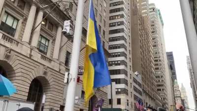 The Ukrainian flag 🇺🇦 was raised in the center of New York. New York City Mayor Eric Adams took part in the ceremony of raising 🇺🇲 U.S. &amp;amp; 🇺🇦 Ukrainian flags in Manhattan.The flag will hang until the day of victory.