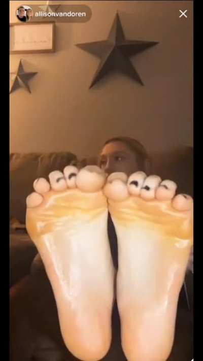 @alli<wbr>sonva<wbr>ndore<wbr>n oiled soles live