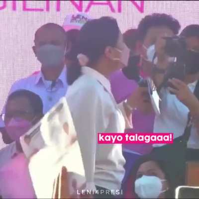 VP Leni reading placards in Sampaloc!