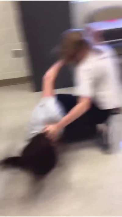 This is the best white girl fight I&rsquo;ve ever seen 😂👍🏾🔥👊🏾