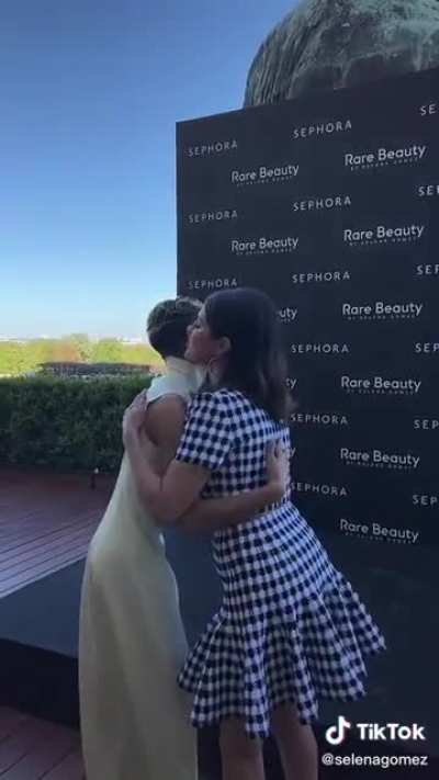 Selena in Paris