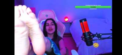 MamichulaMX showing her soles