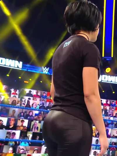 Look at the fat Ass on Bayley, my god 🤯