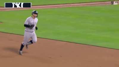 [Highlight] The Kraken strikes on a 2 run bomb to put the Yankees up 4 in Minny