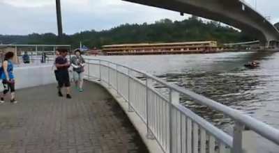 A house (?) floating (literally) along the Brunei River! video shared on whatsapp. Can anybody shed some light on what is actually happening there? Why is it moving??*credit to original owner of video*