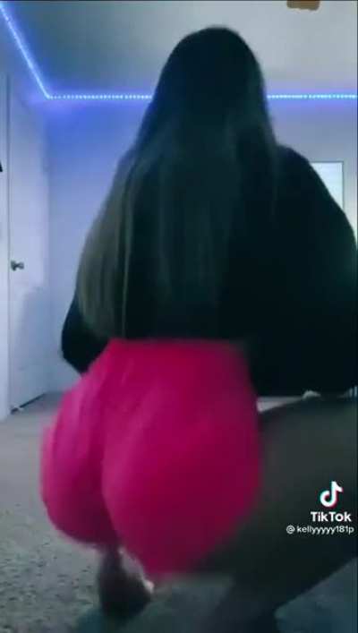 big booty white girl shaking it