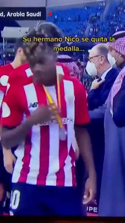 Nico Williams takes off his runner-up medal after Supercopa loss, I&ntilde;aki was having none of it!