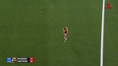 Tom Lynch misses from 15 metres directly in front of goal