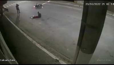 Motorcyclist takes gun from robber and shoots him [S&atilde;o Paulo, Brasil]