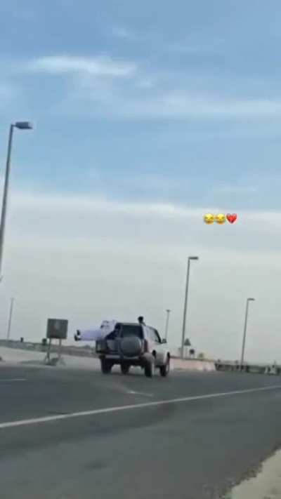 Arapların araba s&uuml;rmesinde de bir sıkıntı var amk adamı sikti