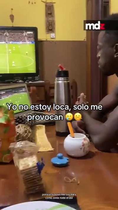 Una argentina le reclamó a su novio nigeriano porque se puso a ver dos partidos de fútbol al mismo tiempo: