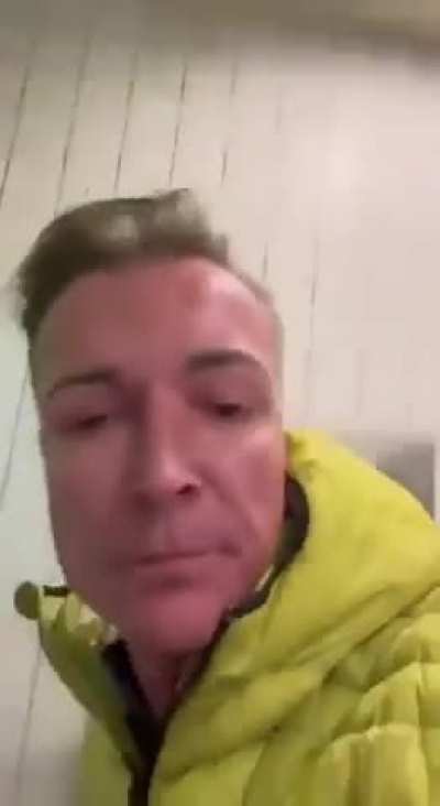 Almanya'da liberal bir parti olan FDP &uuml;yesi siyaset&ccedil;i Martin Neumaier, halka a&ccedil;ık bir tuvalette pisuar ve tuvalet fır&ccedil;ası yaladığı viral g&ouml;r&uuml;nt&uuml;leri paylaştı. Neumaier ayrıca başka paylaşımlarda b&uuml;t&uuml;n v&uuml;cudunu kendi dışkısıyla kapladı ve ağzına dışkıdan b