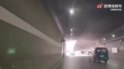 平日里的郑州隧道，畅通无阻情况下，开车需要90s才通过，那个极端情况下，能跑出来，才怪，当天的监控只能永远是个谜