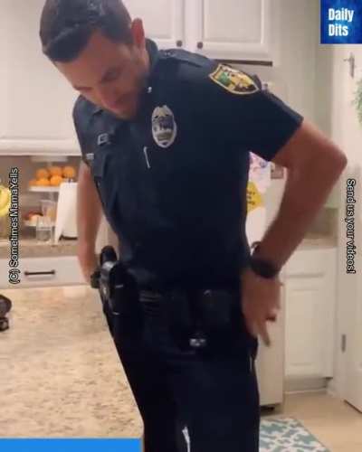 Cop has a "code brown" situation💩💩
