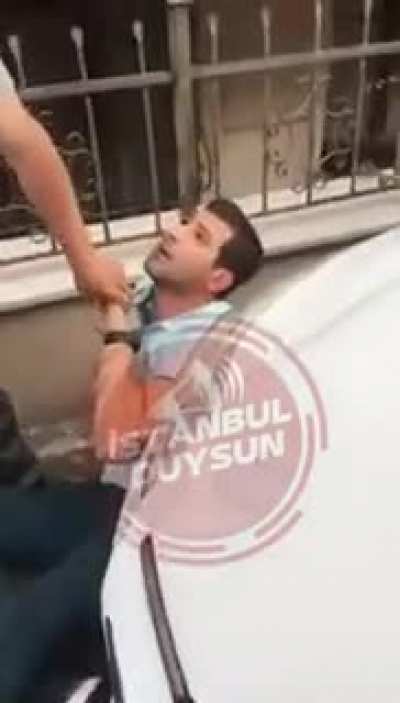 Tacizci sapik orospu cocugu dayak yiyor.! Alamayacagin yarragin altina niye giriyorsun orospu cocugu he. Neden taciz edip sonra abi diyip el opuyorsun ulan o adam seni sikinden sallandirmadi ya sen onandua et o demirleri gotune soksaydi keske