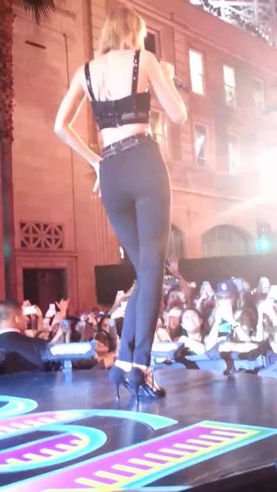 That booty 😍