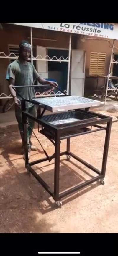 This grill allows turning the meat and adjusting the distance to the fire one-handed