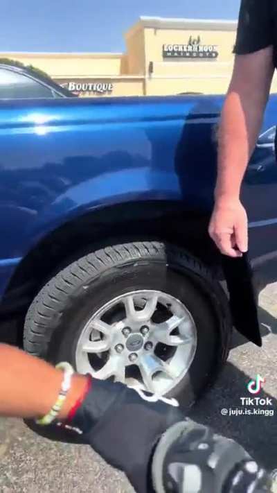 Guy confronts young bikers and gets the lunch sandwich he claimed 