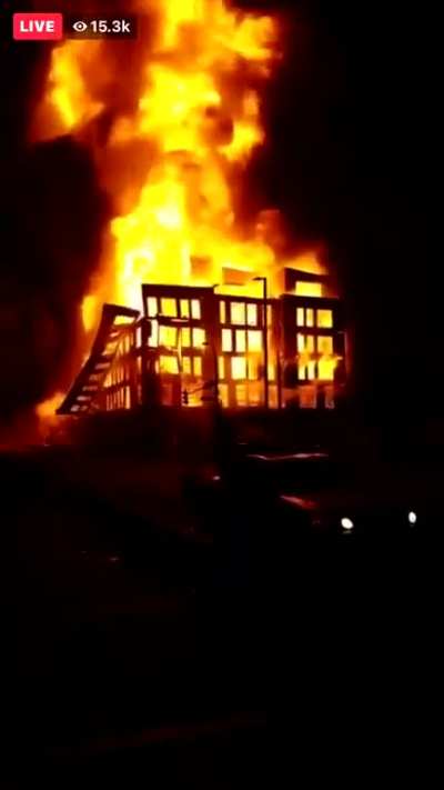 Minneapolis apartment building that was under construction being burnt to the ground by rioters
