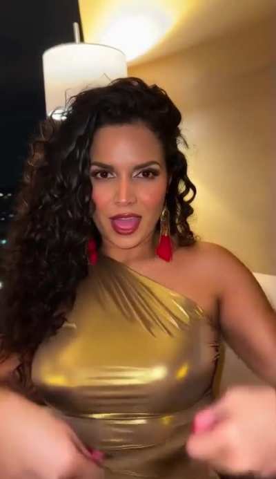 Brenda ense&ntilde;ando sus tetotas
