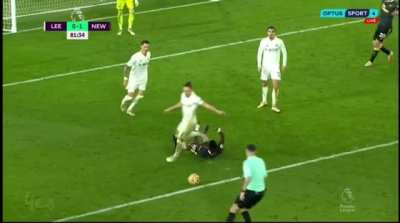 Referee and VAR decided this wasn&rsquo;t a penalty