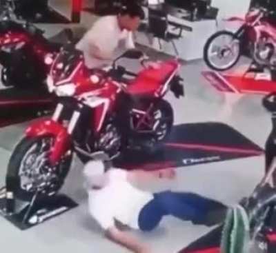 Accelerating a displayed motorcycle