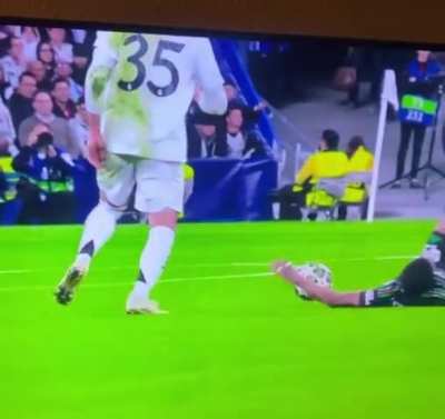 Nice guy Rudiger spots a cockroach on opponent and doesn&rsquo;t think twice to help and stomp on it. Respecttttt