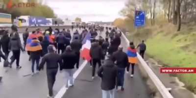 Fransa&rsquo;nın Lyon b&ouml;lgesi yakınlarında Ermeni eylemciler, işe giden T&uuml;rk vatandaşlarına sopa, balta ve bı&ccedil;ak ile saldırdı. Saldırıda, bir baba ile 17 ve 22 yaşındaki iki oğlu ağır yaralandı. Babanın durumunun ağır olduğu &ouml;ğrenildi.