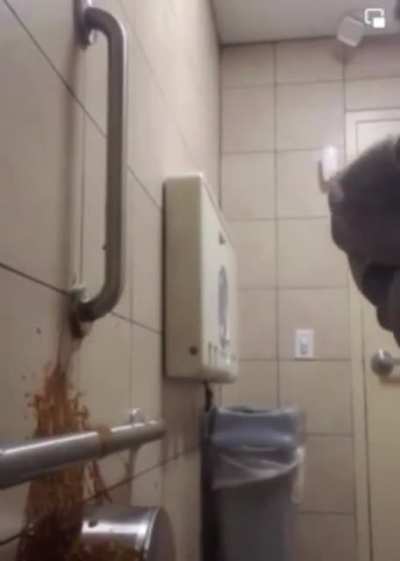 Karen shits on McDonald&rsquo;s wall because they wouldn&rsquo;t refund her