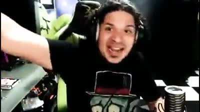*se descojona*