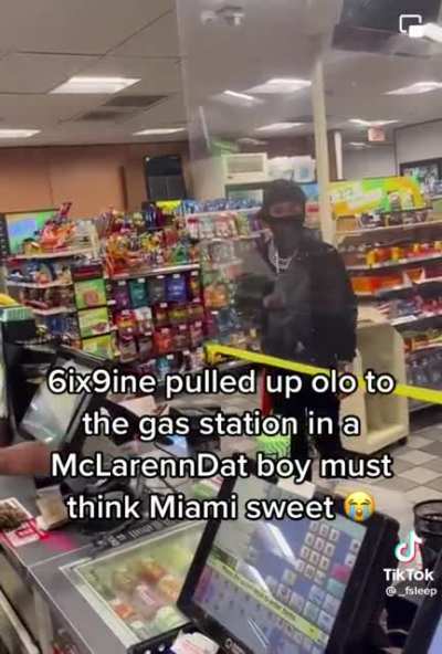 6ix9ine pulls up to the gas station with no security, tells cashiers he&rsquo;s Lil Pump 😂