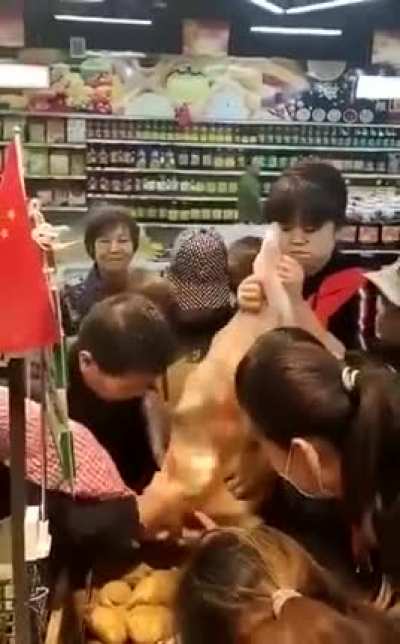 第一届超市竞抢比赛，竞抢项目为土豆，参赛选手8名，开抢发令员一名，手持装满土豆的袋子，当土豆从袋子落下，选手们各尽所能尽量抢更多更大的土豆视为获胜。