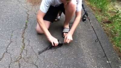 How to remove a hook from a fish