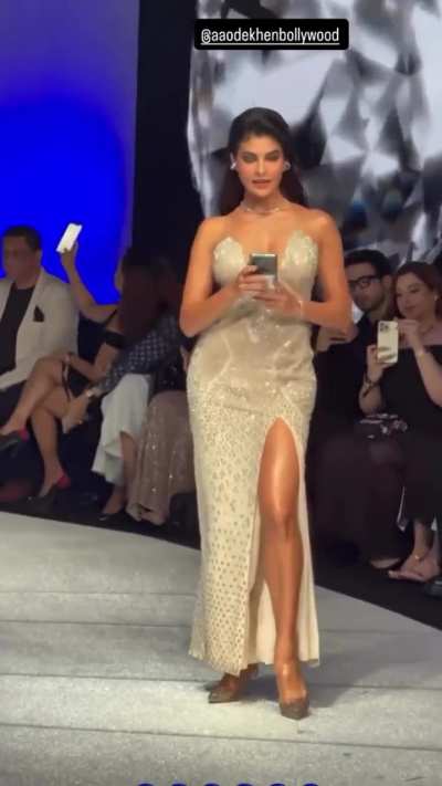 Jacqueline Fernandez&rsquo;s ramp walk at Moto Razr Event