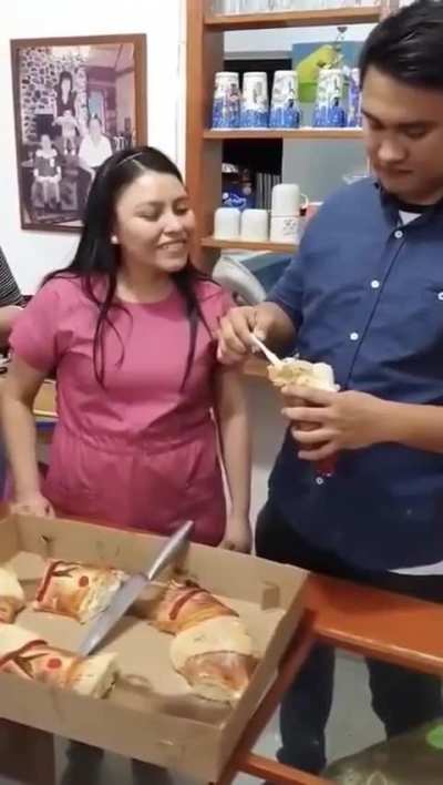 El compa nada m&aacute;s quer&iacute;a rosca jajaja no supo ni que decir 
