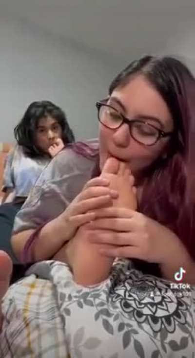 2 foot worshiping teens 