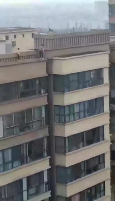 Ni&ntilde;os jugando de chill