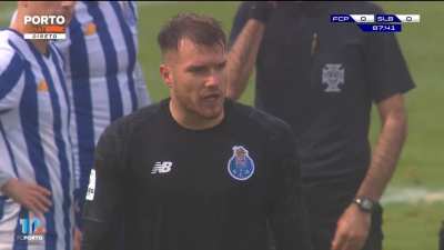 Jogador do SLB B sofre agress&atilde;o grav&iacute;ssima do GR do FCP B no jogo de hoje!