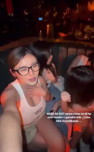HER TITS = CENTER OF ATTENTION 😮&zwj;💨